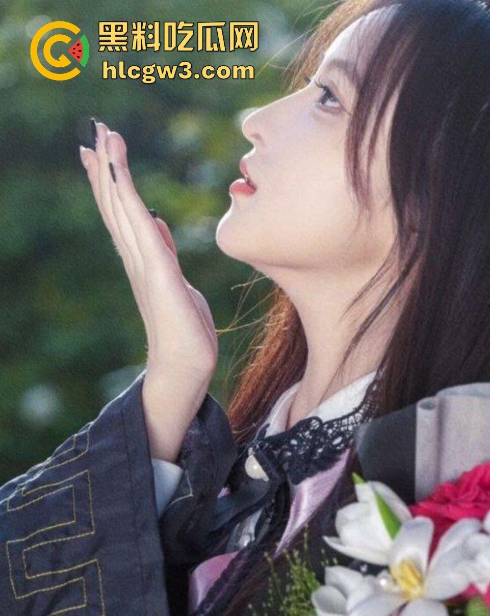 山东大学富哥斥巨资拿下山东大学极品小骚货【李欣然】，黑丝长腿白嫩身材，撩到床上浪叫不停！-1