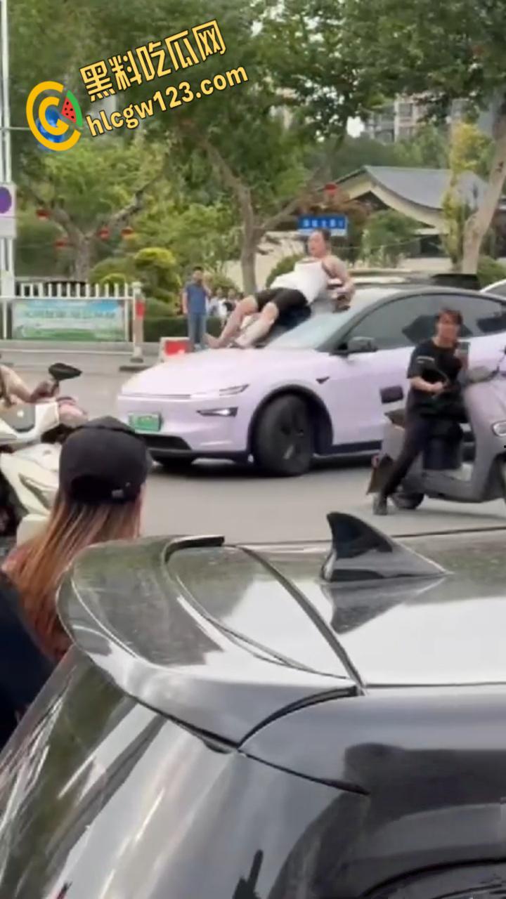 河南洛阳街头惊现症女子，机动车道持械狂砸多车，警方火速介入！-6