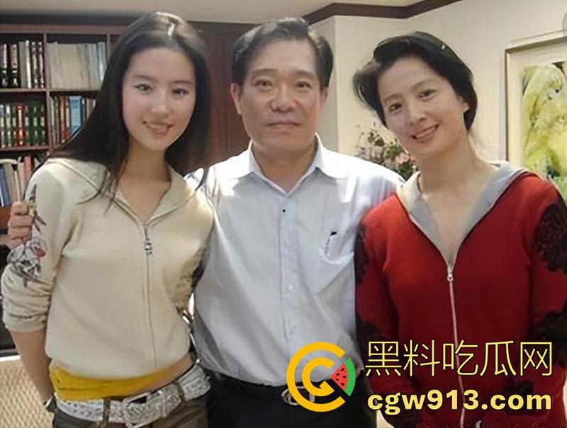 妈妈男人就是我的男人，【刘亦菲】再约干爹陈金飞，曾为出道母女共侍金主，原来有钱真的可以为所欲为！-6