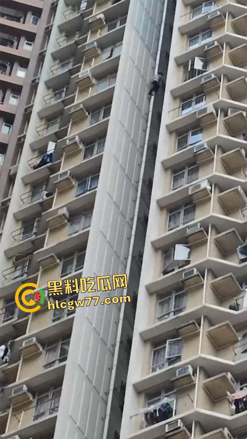 香港惊现蜘蛛侠，一男子顺高层水管爬行，据悉是情夫结果老公提前回家，老哥胆子真大啊！-2