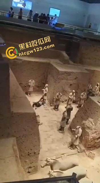陕西兵马俑博物馆突发迷惑行为，男子纵身跳俑坑，推倒两尊陶俑再原地卧倒捂脸装雕像，景区直接封馆！-7