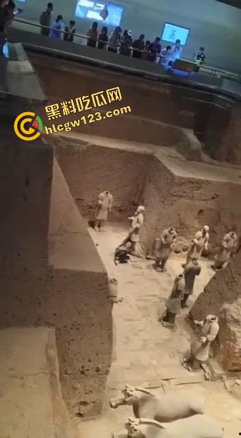 陕西兵马俑博物馆突发迷惑行为，男子纵身跳俑坑，推倒两尊陶俑再原地卧倒捂脸装雕像，景区直接封馆！-8