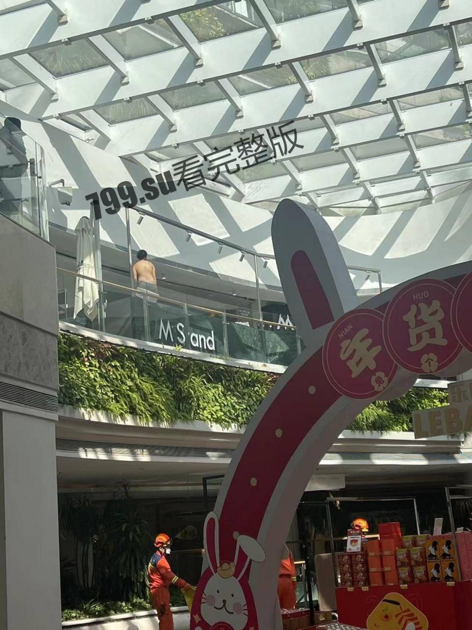 广州天河春广场 一女子想不开 裸体跳楼 为爱放飞自我-2