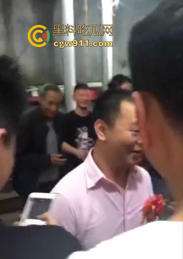 搞笑婚礼闹洞房,草黄瓜与白牛奶桥段,新娘满脸尴尬新郎沉默无奈,但在现场,好友们都哄堂大笑!-3