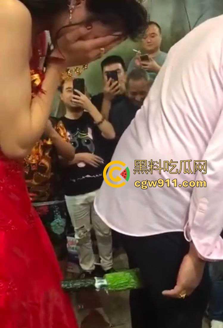 搞笑婚礼闹洞房,草黄瓜与白牛奶桥段,新娘满脸尴尬新郎沉默无奈,但在现场,好友们都哄堂大笑!-5