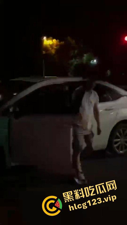 女骑手正常行驶被傻逼左转车撞飞，空中旋转一圈鞋都甩没了，男友赶来还被司机骂傻逼！-3