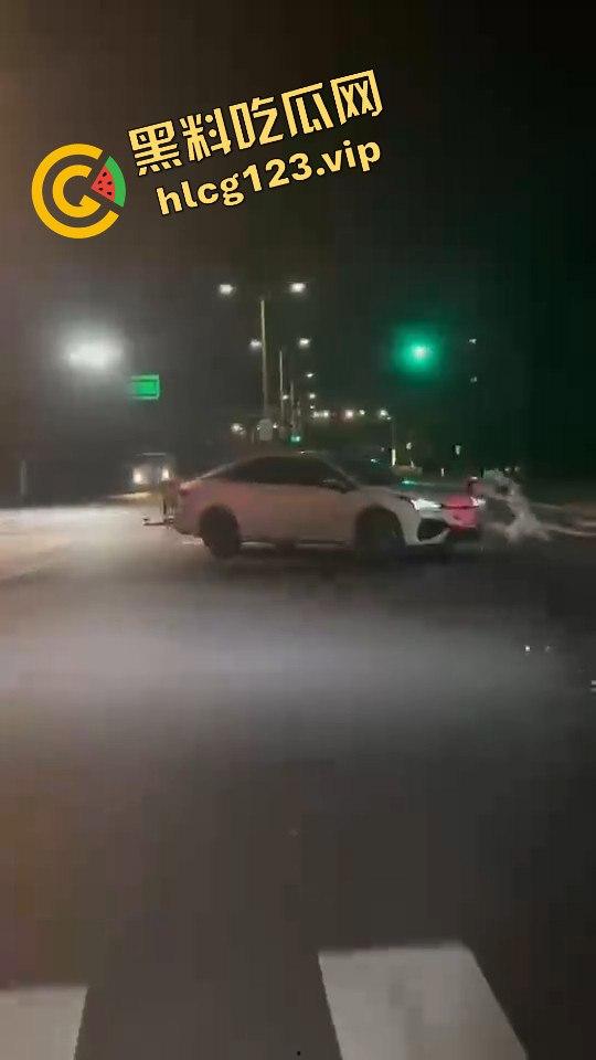 女骑手正常行驶被傻逼左转车撞飞，空中旋转一圈鞋都甩没了，男友赶来还被司机骂傻逼！-8