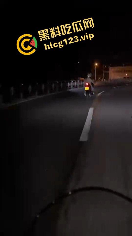 女骑手正常行驶被傻逼左转车撞飞，空中旋转一圈鞋都甩没了，男友赶来还被司机骂傻逼！-9