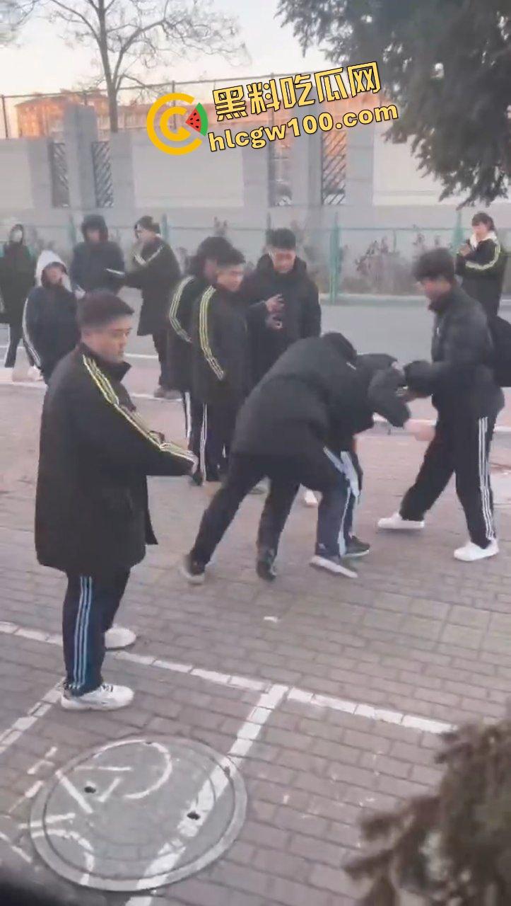 辽宁职高野仔殴打同学，致其后脑勺着地失去知觉，脑部流血不止！年轻真好，倒头就睡-1