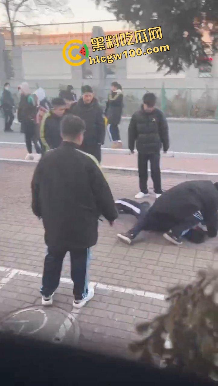 辽宁职高野仔殴打同学，致其后脑勺着地失去知觉，脑部流血不止！年轻真好，倒头就睡-2