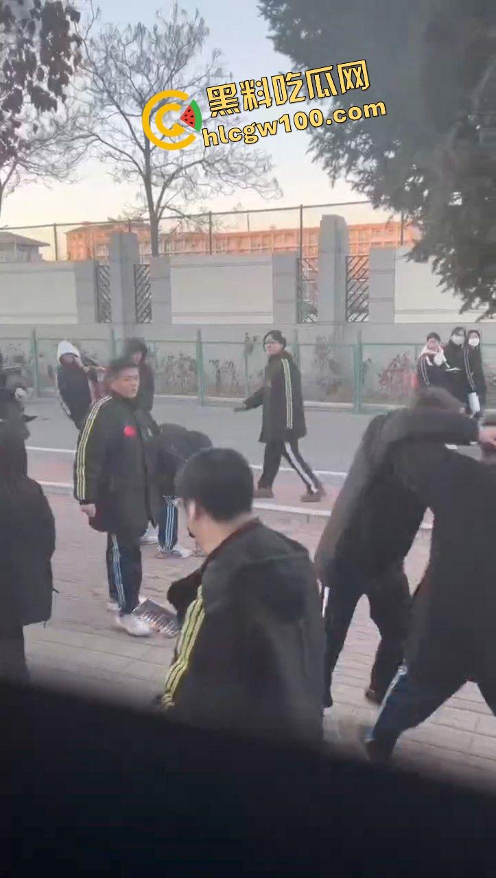 辽宁职高野仔殴打同学，致其后脑勺着地失去知觉，脑部流血不止！年轻真好，倒头就睡-3