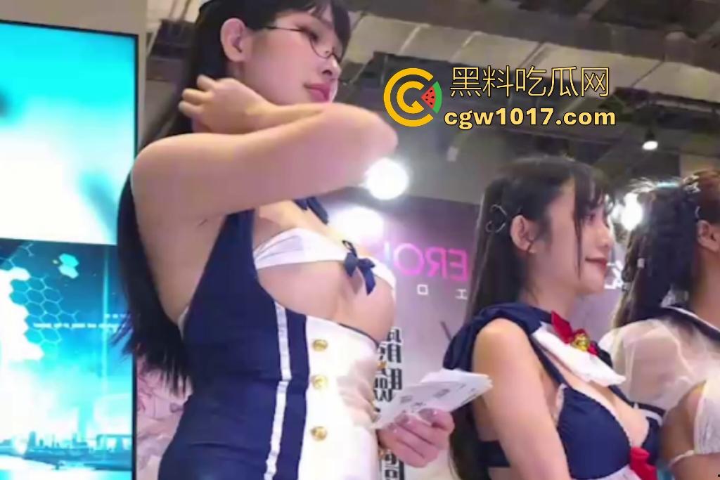 台北成人手游线下活动，建模女神跪地舌舔观众手指，弯腰递周边，曲线炸裂到观众尖叫，荷尔蒙拉满呀！-2