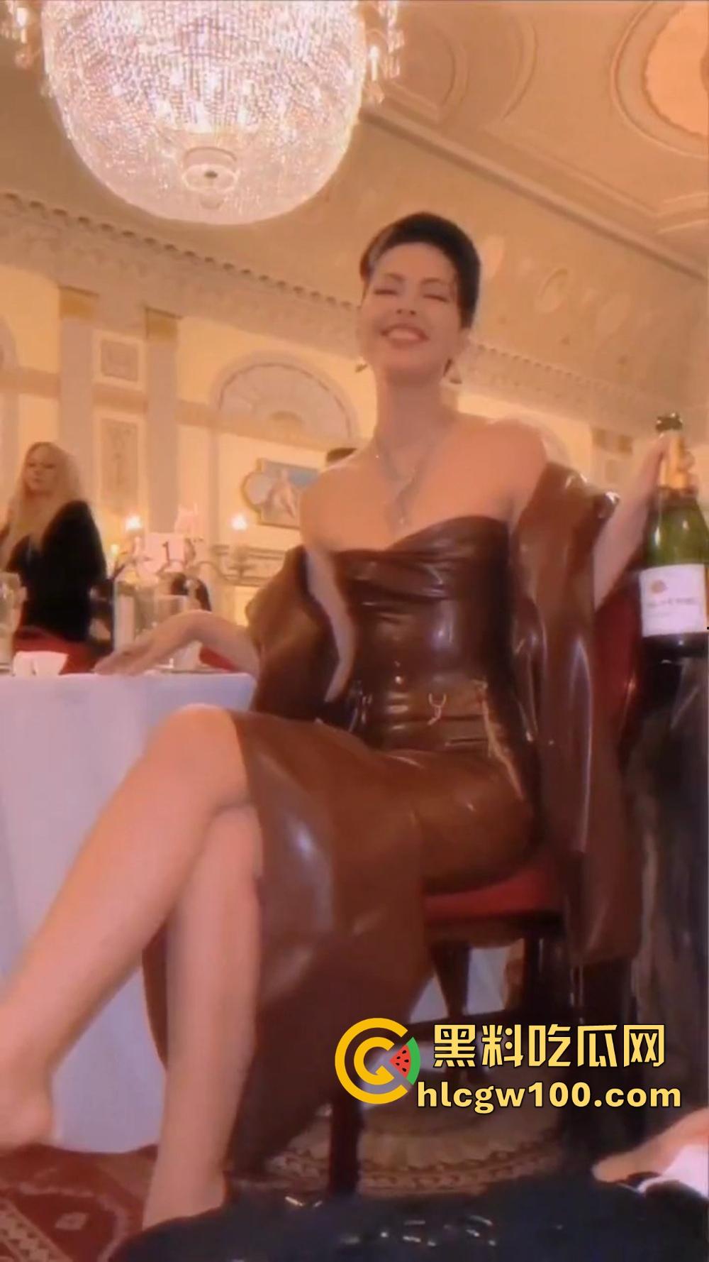 仙人酒配高跟鞋，舔狗狂舔御姐美腿喝脚上流下的酒，恋足控这福利骚到极致，御姐玩的花到离谱！-5