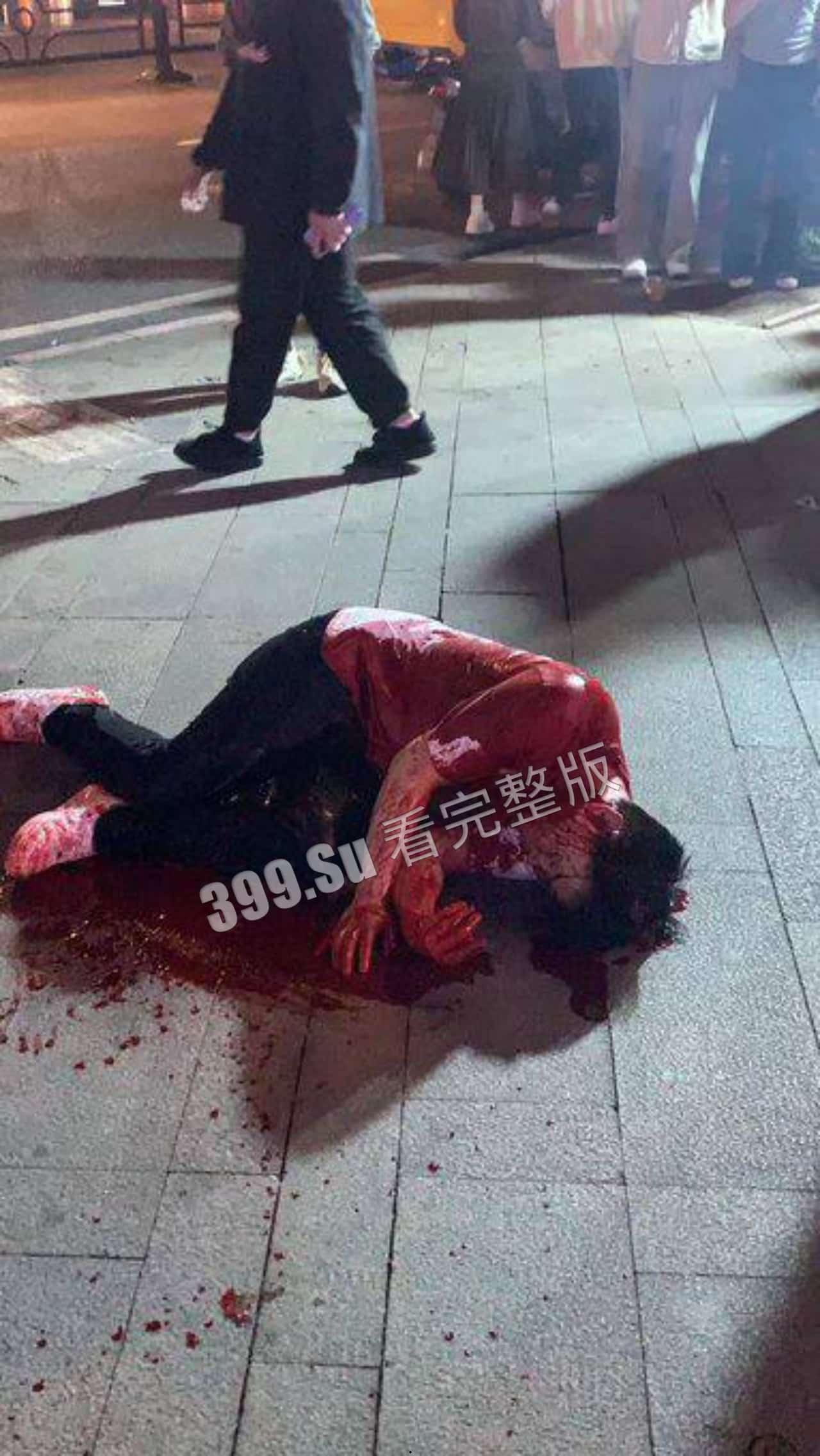 5月11日 重庆 九街 发生砍人事件，砍人者在砍人后没有离开现场，选择投降，随后被赶来的警察制服，目前原因不明 #刀仔-2