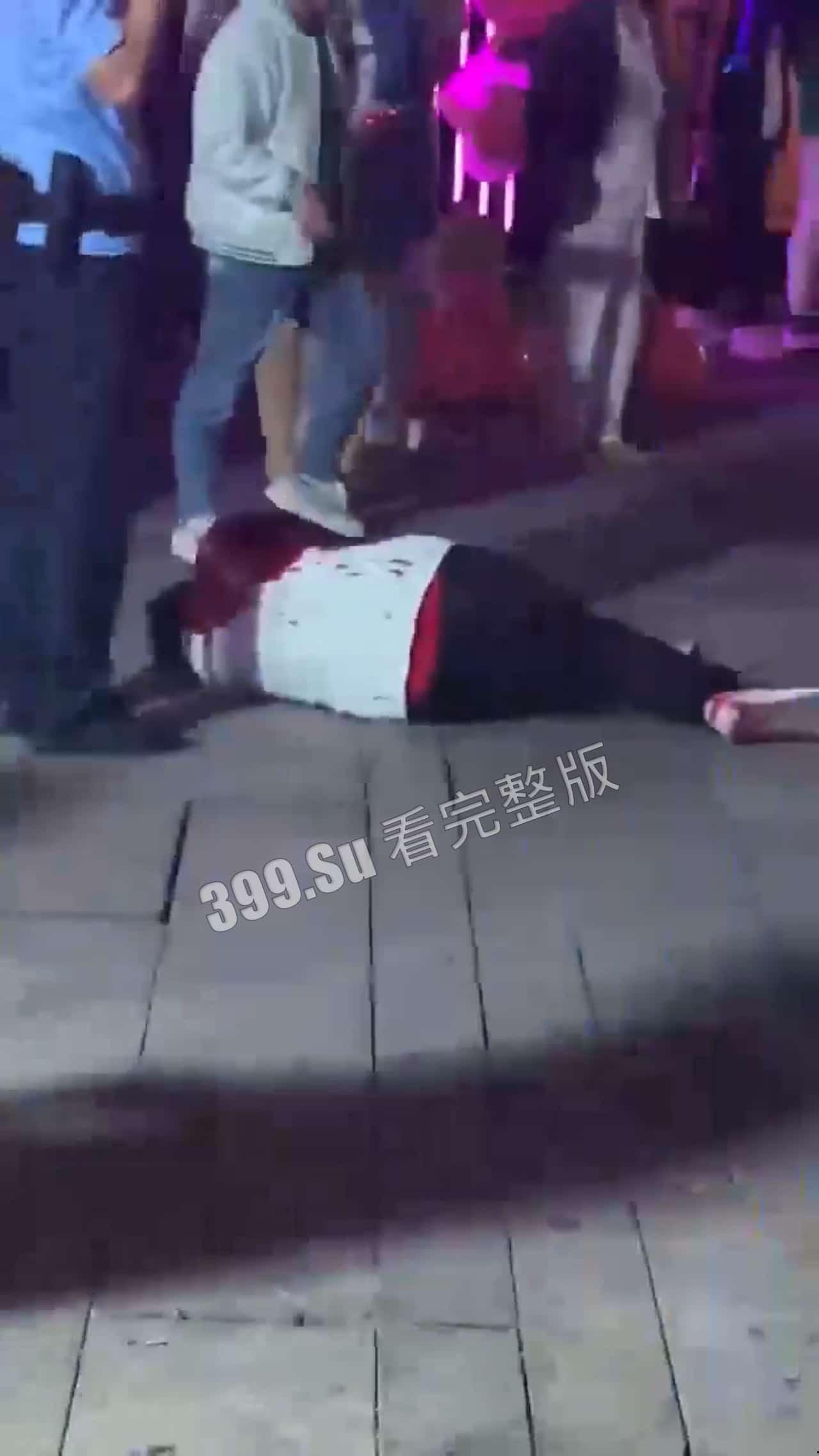 5月11日 重庆 九街 发生砍人事件，砍人者在砍人后没有离开现场，选择投降，随后被赶来的警察制服，目前原因不明 #刀仔-3