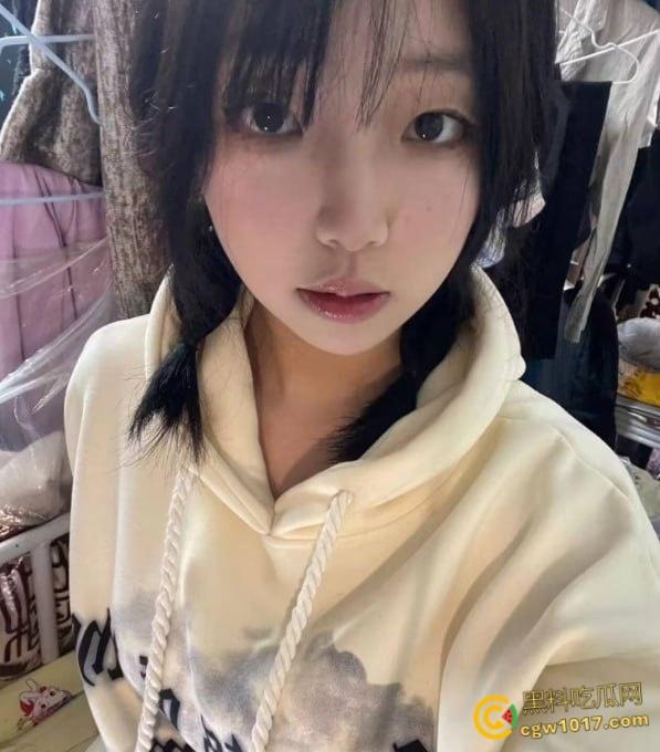 湖北大学高颜值眼镜妹【陈敏华】，与男友自拍做爱视频，深喉口交骑乘榨精，清纯少女床上淫荡至极！-2