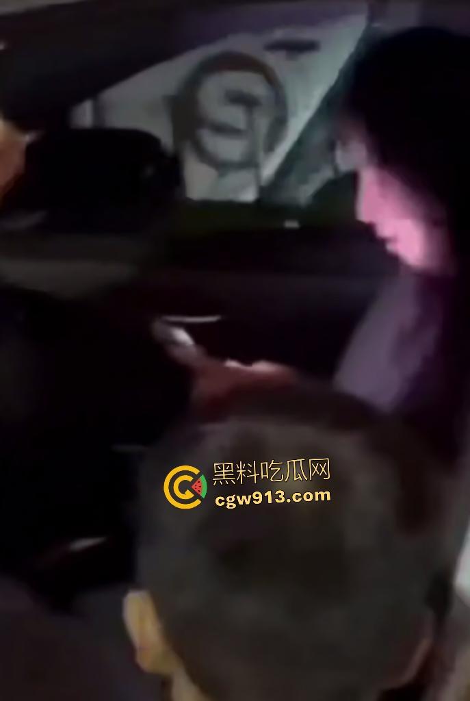 河南商丘乱伦被抓！婶婶勾搭外甥在车内翻云覆雨，家人到场抓奸打死渣男外甥，小男孩还护着禽兽老爸！-1