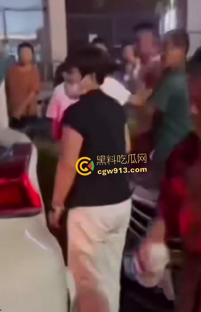 河南商丘乱伦被抓！婶婶勾搭外甥在车内翻云覆雨，家人到场抓奸打死渣男外甥，小男孩还护着禽兽老爸！-2