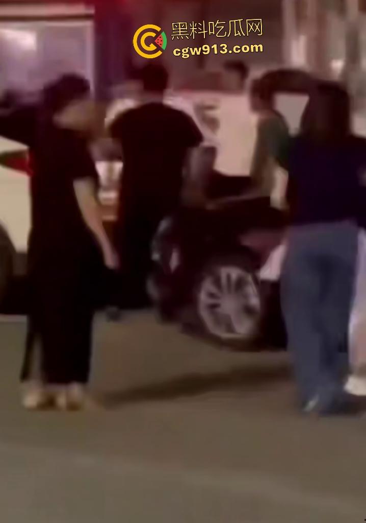 河南商丘乱伦被抓！婶婶勾搭外甥在车内翻云覆雨，家人到场抓奸打死渣男外甥，小男孩还护着禽兽老爸！-4