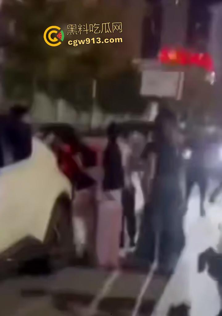 河南商丘乱伦被抓！婶婶勾搭外甥在车内翻云覆雨，家人到场抓奸打死渣男外甥，小男孩还护着禽兽老爸！-7