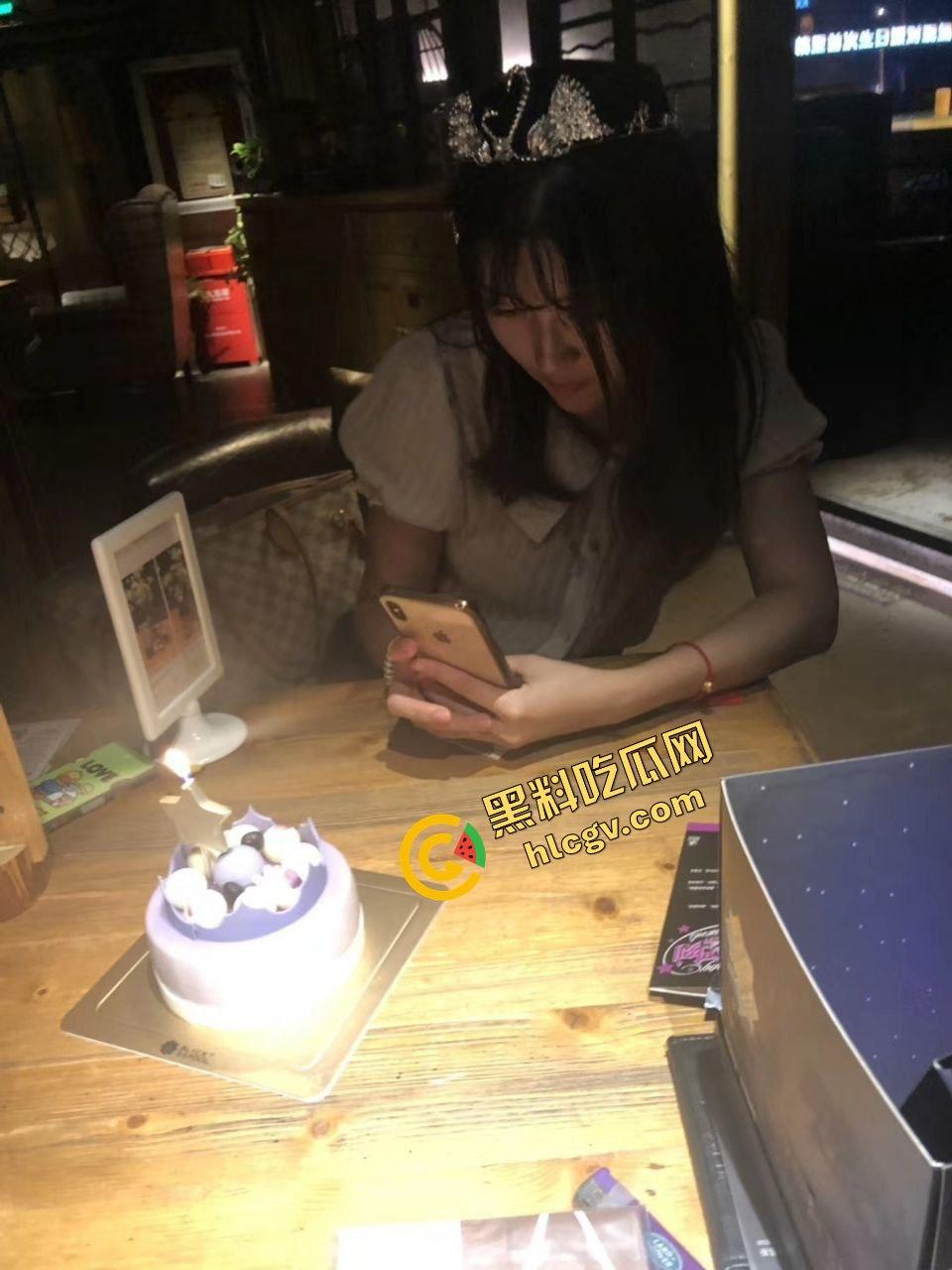 安徽阜阳反差婊女大学生『李嘉仪』大哥带着过生日 调教后入吃蛋糕 真是幸福又性福 独家流出！-5