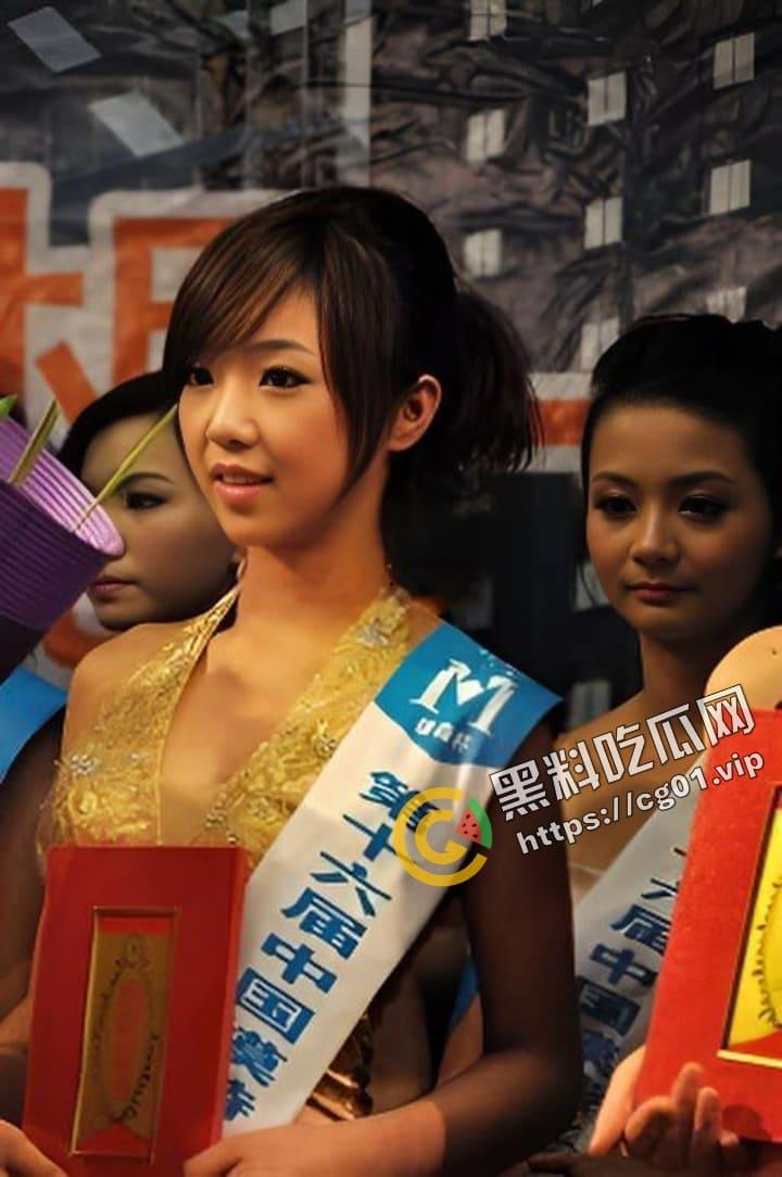 湖南艺校清纯大眼睛可爱小姐姐黑历史被曝光！生活中漂亮床上玩秒变母狗-2