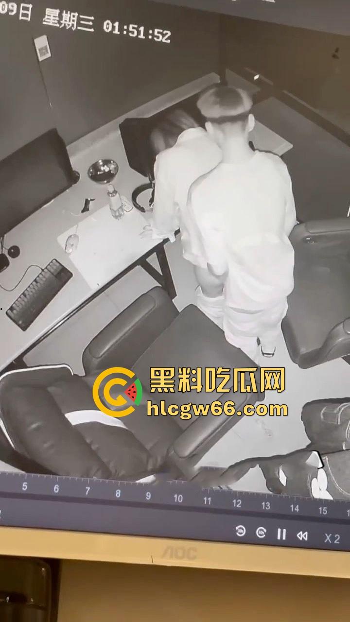 不愧是精神小伙 河北邯郸武汉某网吧监控录下小情侣激情一幕-7