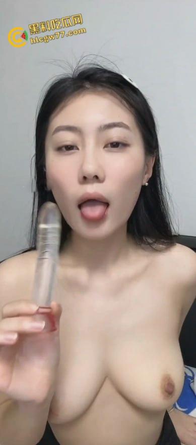 抖音清纯【虾滑】人设大翻车！乖乖女下海当福利姬，娇羞初恋脸秒变撩人尤物，超甜自慰尺度炸裂！-6