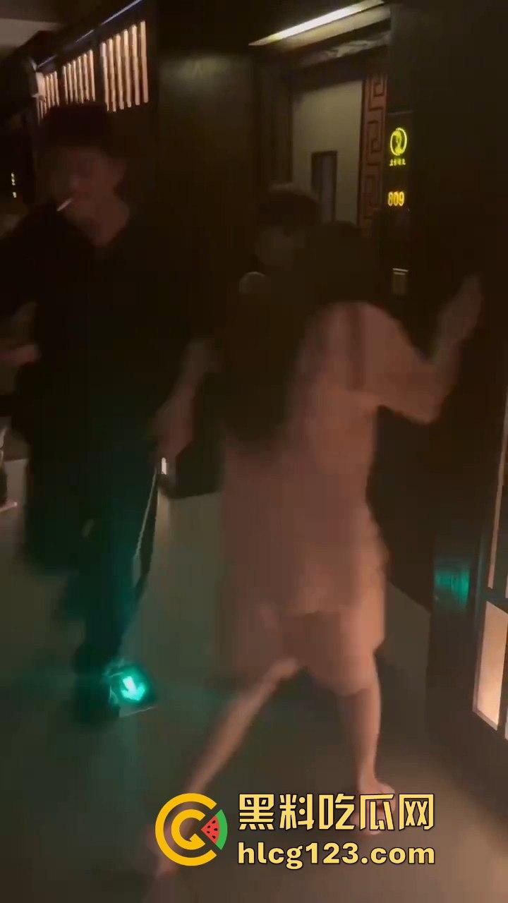 蒸桑拿撞上活春宫！男女房间激情大战，吃瓜群众直接摇人围观，险些被当场抓包！-3