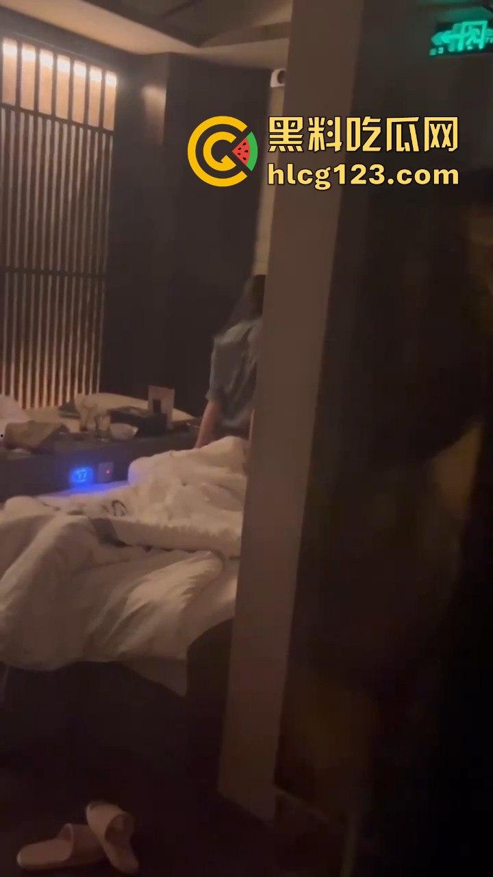 蒸桑拿撞上活春宫！男女房间激情大战，吃瓜群众直接摇人围观，险些被当场抓包！-6