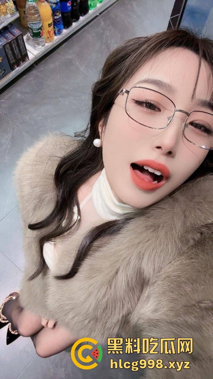 抖音平台主播【小团嫂】直播招嫖！黑丝包臀裙、巨棒身材，嫩逼后入爆插，制服诱惑让人顶不住！-12