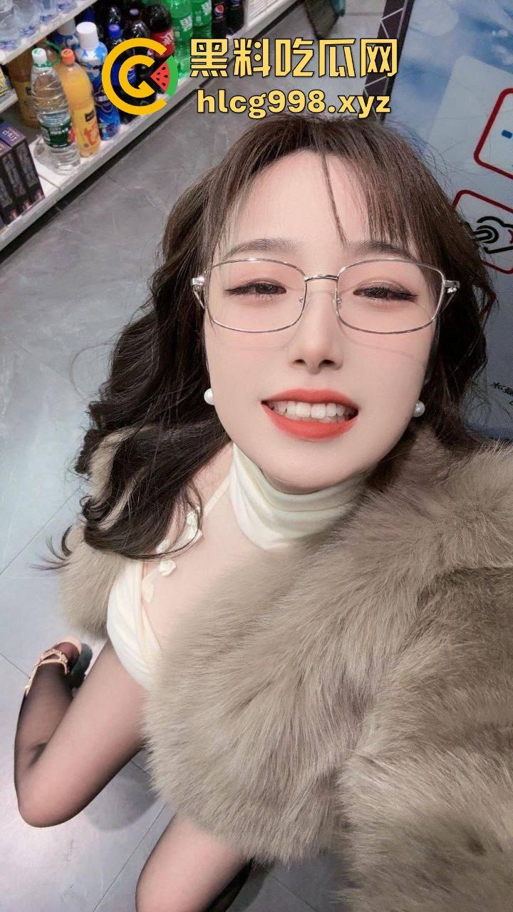 抖音平台主播【小团嫂】直播招嫖！黑丝包臀裙、巨棒身材，嫩逼后入爆插，制服诱惑让人顶不住！-28