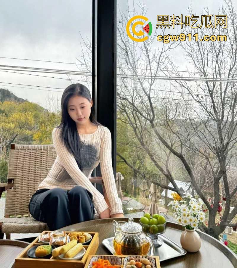 成都高颜值尤物【李曦奕】被男友双指扣穴狂插淫水四溢喷溅，口交深喉后入女上骑轮番上阵，十足的性瘾母狗！-4