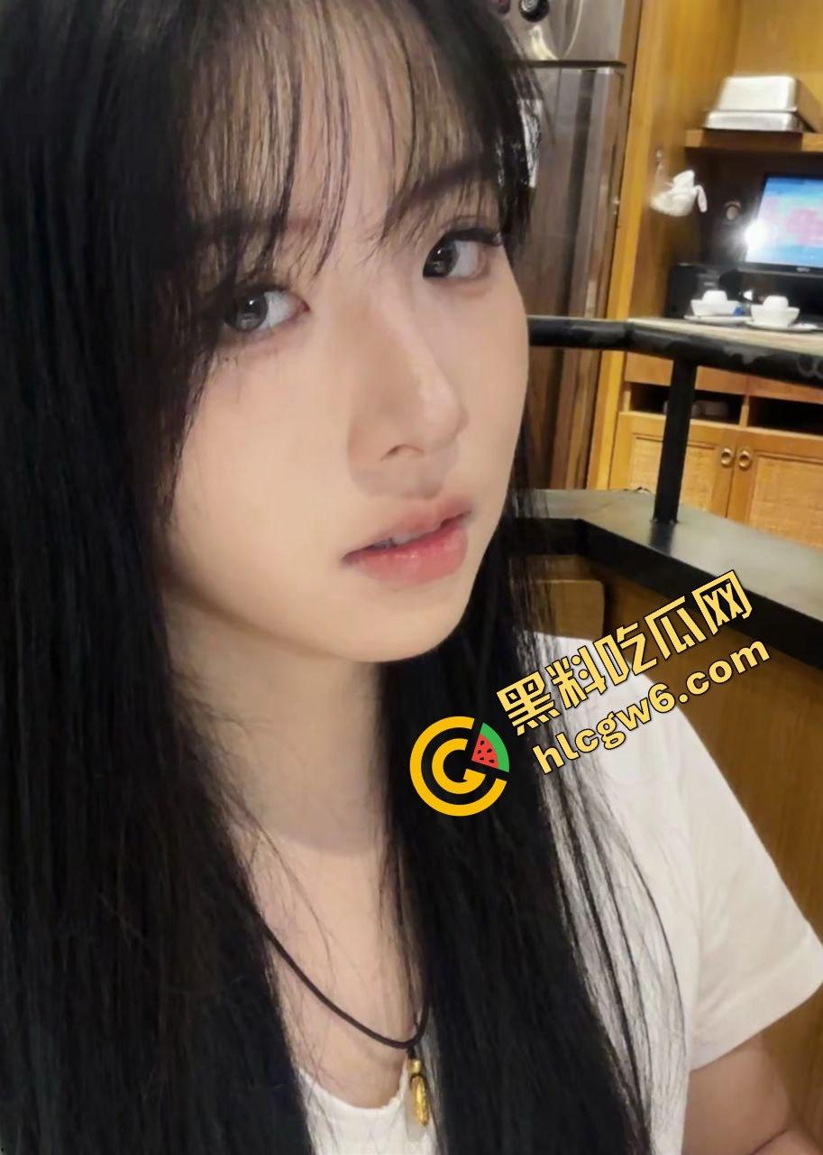 湖南工业大学大三反差婊骚鸡学生妹『雷沁』酒吧2大哥 约去酒店激情口爆69爆操 独家流出！-7