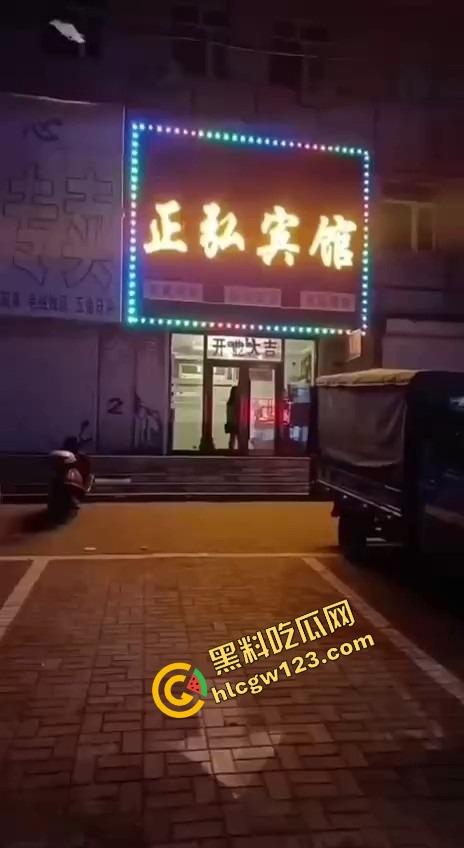 辽宁软饭男真实上演软饭硬吃,足浴店下班接人,老婆被操到下面疼,他还劝她继续干一年!-1