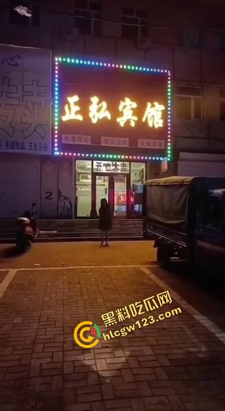 辽宁软饭男真实上演软饭硬吃,足浴店下班接人,老婆被操到下面疼,他还劝她继续干一年!-2