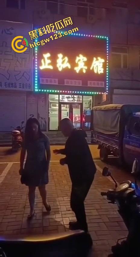 辽宁软饭男真实上演软饭硬吃,足浴店下班接人,老婆被操到下面疼,他还劝她继续干一年!-4