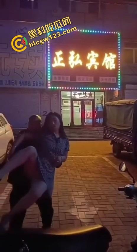 辽宁软饭男真实上演软饭硬吃,足浴店下班接人,老婆被操到下面疼,他还劝她继续干一年!-5