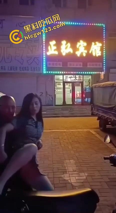 辽宁软饭男真实上演软饭硬吃,足浴店下班接人,老婆被操到下面疼,他还劝她继续干一年!-6