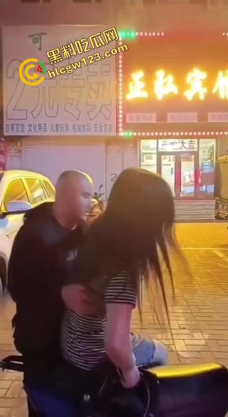 辽宁软饭男真实上演软饭硬吃,足浴店下班接人,老婆被操到下面疼,他还劝她继续干一年!-7