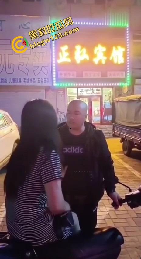 辽宁软饭男真实上演软饭硬吃,足浴店下班接人,老婆被操到下面疼,他还劝她继续干一年!-8