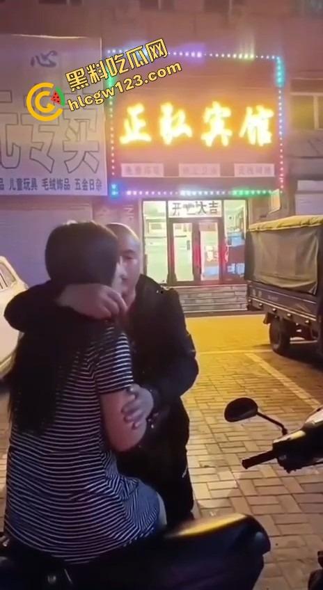 辽宁软饭男真实上演软饭硬吃,足浴店下班接人,老婆被操到下面疼,他还劝她继续干一年!-9