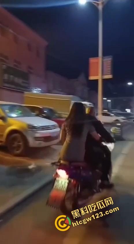 辽宁软饭男真实上演软饭硬吃,足浴店下班接人,老婆被操到下面疼,他还劝她继续干一年!-10