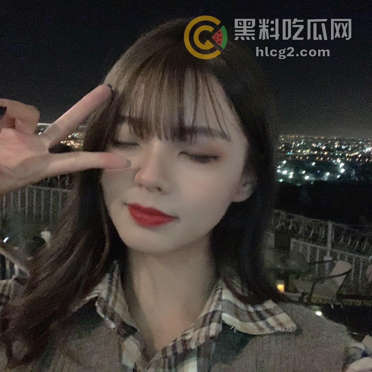 D乳也不敌E乳！我的巨乳学姐自拍曝光，手机相册竟是性感无比的骚照！-2