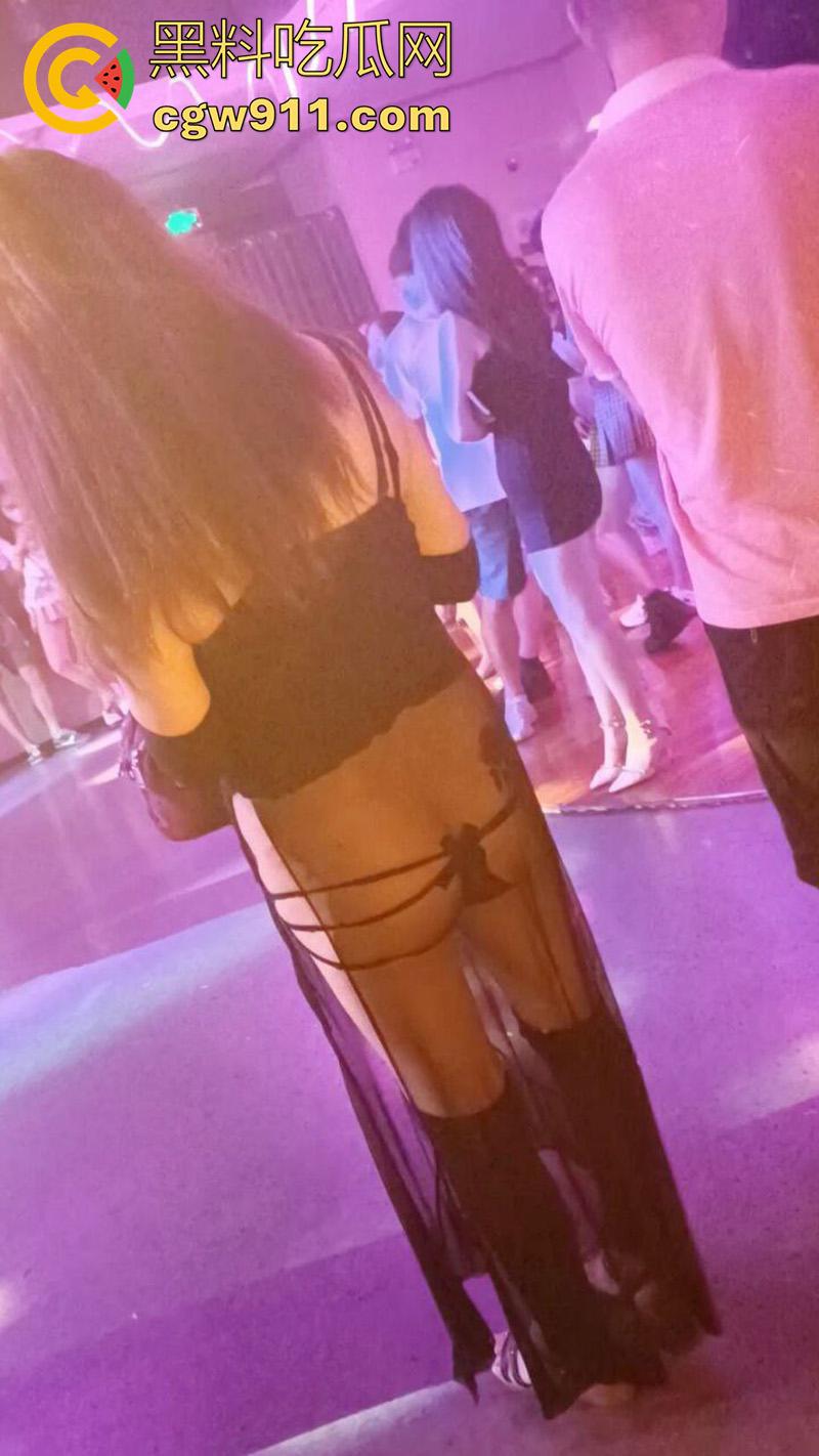 十元三曲随便摸，男人的天堂砂舞厅偷拍合集，关灯后淫乱抓奶抠逼摸屌，加钱还能打站桩，极品美女和嫩妹随便玩！-1