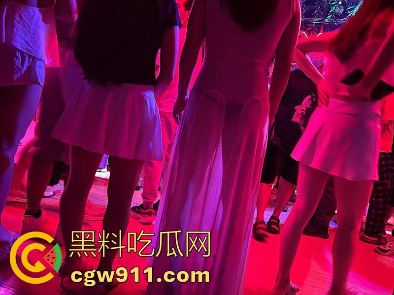 十元三曲随便摸，男人的天堂砂舞厅偷拍合集，关灯后淫乱抓奶抠逼摸屌，加钱还能打站桩，极品美女和嫩妹随便玩！-5