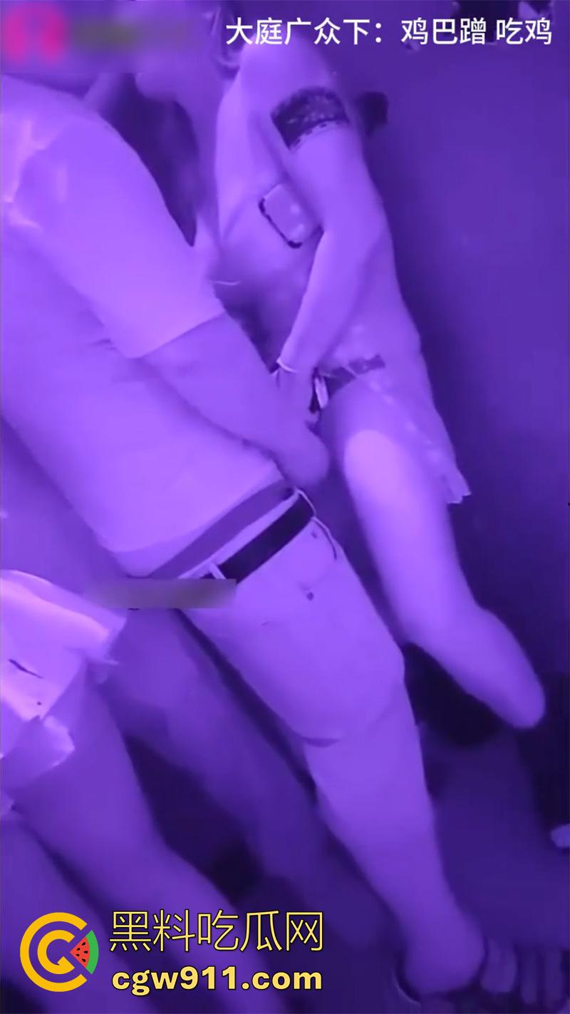 十元三曲随便摸，男人的天堂砂舞厅偷拍合集，关灯后淫乱抓奶抠逼摸屌，加钱还能打站桩，极品美女和嫩妹随便玩！-6