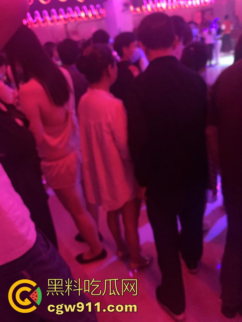 十元三曲随便摸，男人的天堂砂舞厅偷拍合集，关灯后淫乱抓奶抠逼摸屌，加钱还能打站桩，极品美女和嫩妹随便玩！-12