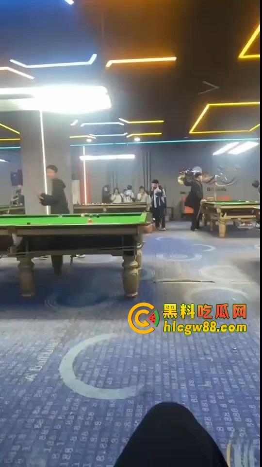 现在10后小学生都卷成这样了?嘴叼利群打台球还带妹,烟一口杆一打,童年直接过成社会大哥!-1