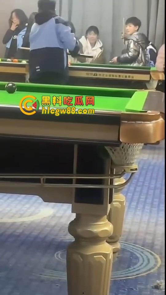 现在10后小学生都卷成这样了?嘴叼利群打台球还带妹,烟一口杆一打,童年直接过成社会大哥!-3